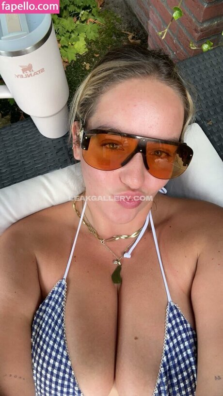 JoannVdHerik pretty actress photo