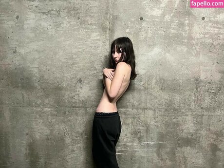 Ella Woolsey nude model pic