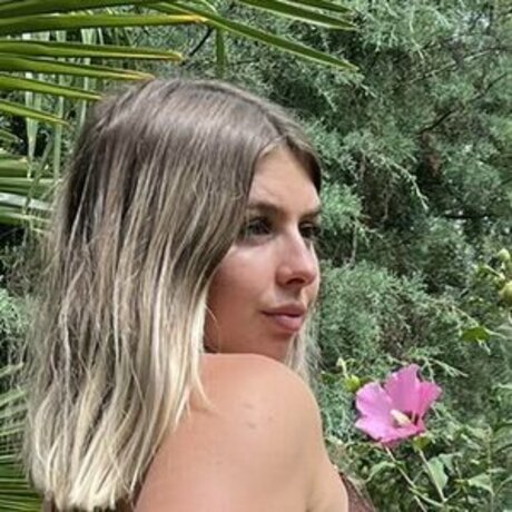 tenielleburgess erotic model picture