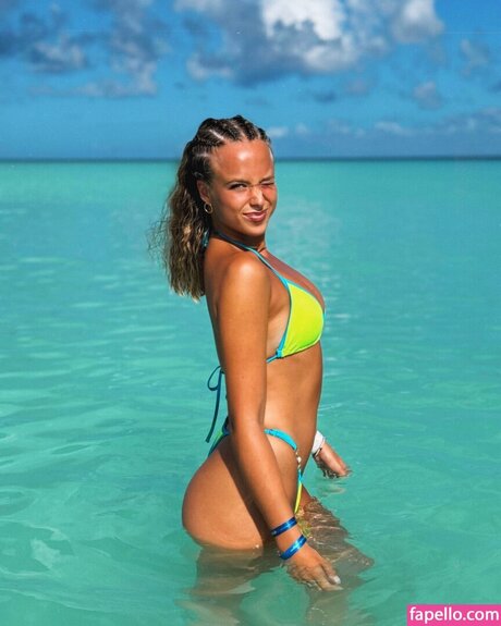 Arianna Tornari adult model pic