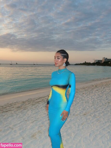 adolladola hot actress img