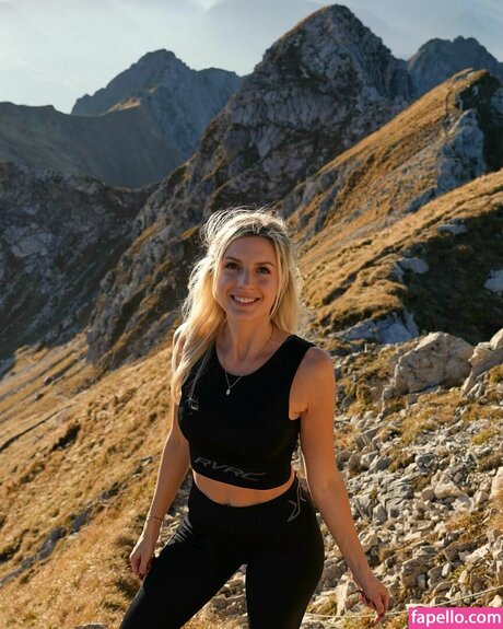 janina ejt pretty actress pics