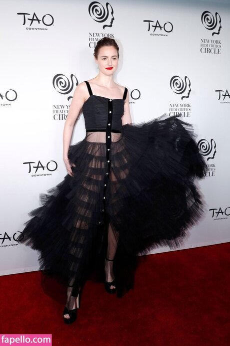 Renate Reinsve art actress gallery