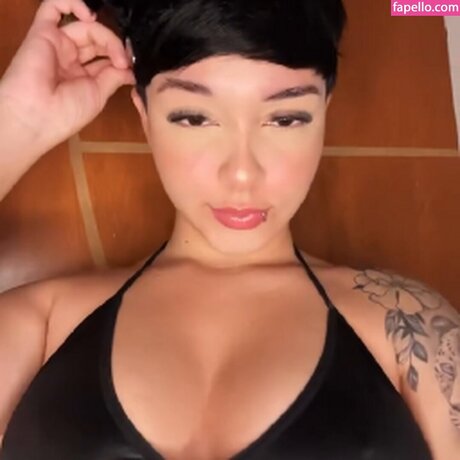 Gatuninhaaa star nude photo