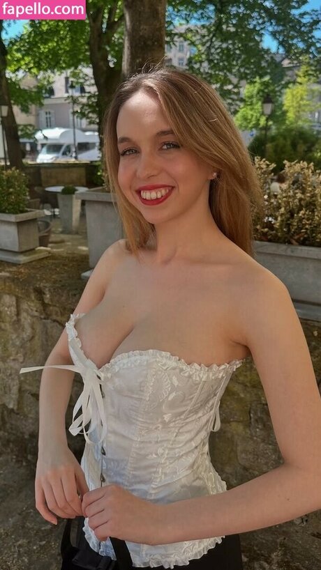 Serena Skybourne pretty star img