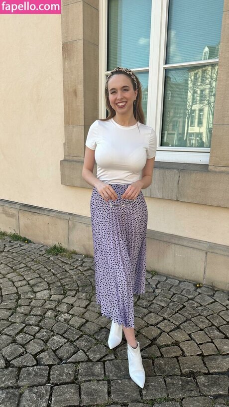 Serena Skybourne model hot photo