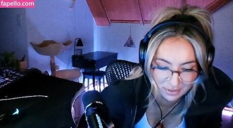 Honeyxxo model pretty photo