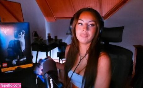 Honeyxxo adult star image