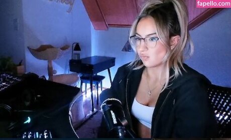 Honeyxxo exclusive model images