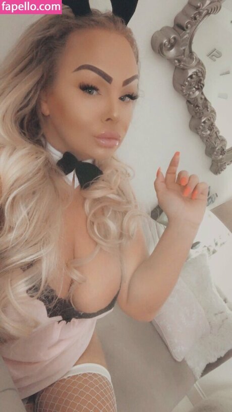 Mercedes Twitter Milf model erotic archive