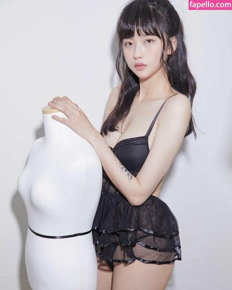 Go Mal Sook model high quality image