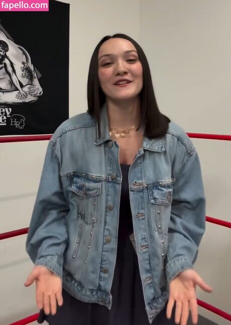 Izzy Moreno erotic model picture