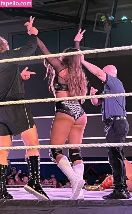 Wren Sinclair model nude img