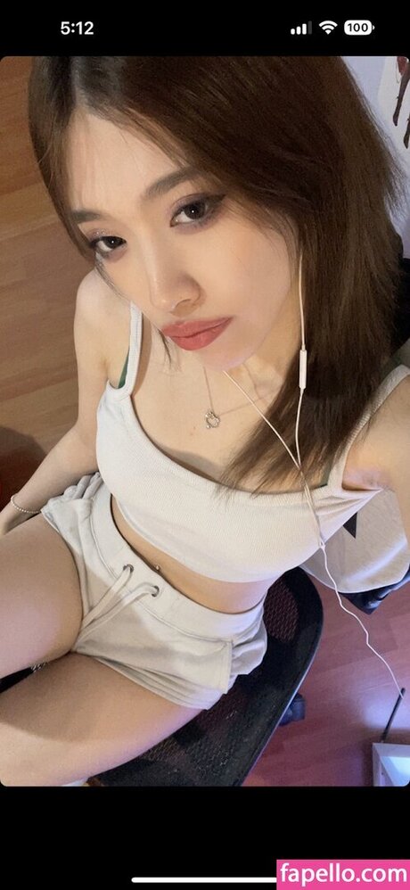 penpuin model xxx picture