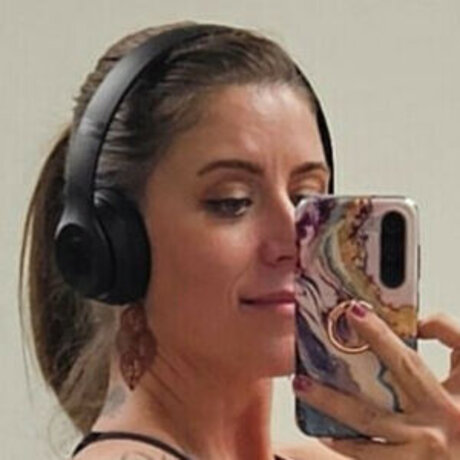 Growler85 pretty model picture