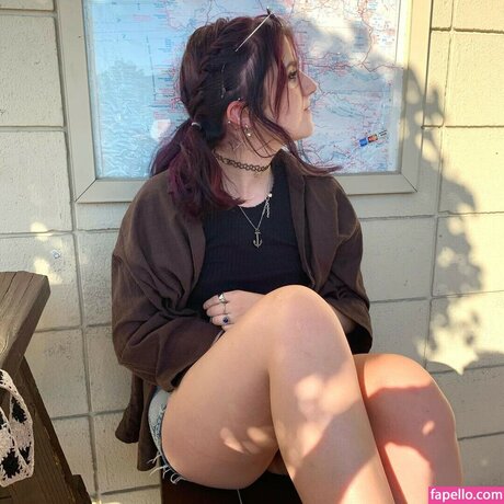 Msvioletvixxen model nude image