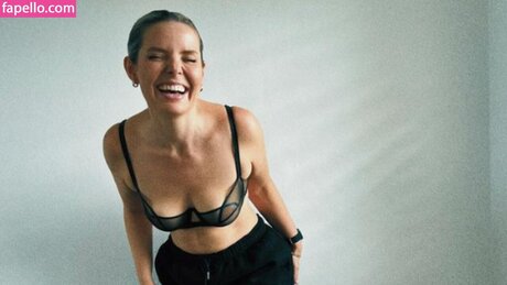 oliviafrazer model exclusive image