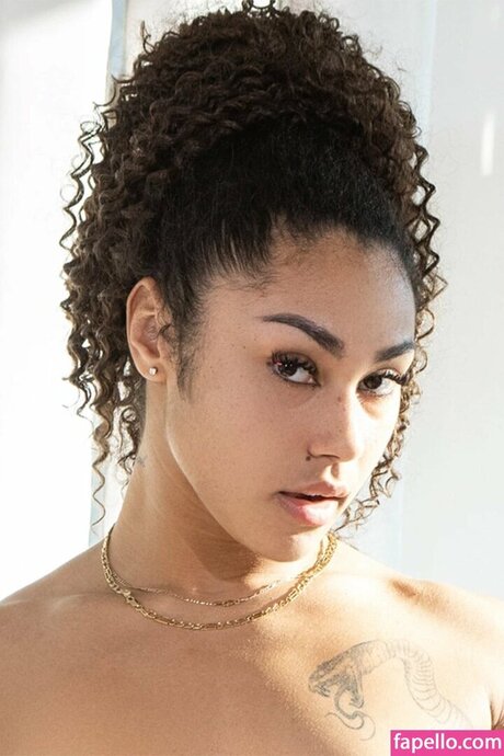 Naomie Stark hot model photo