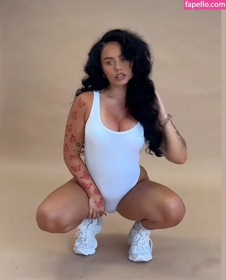 Elley Davies star top picture