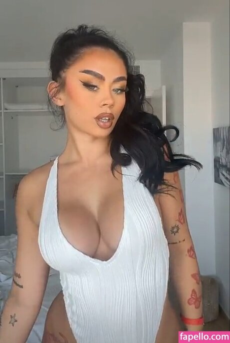 Elley Davies model exclusive images