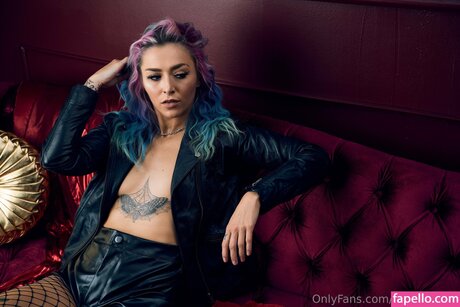 Nixonell hot model picture