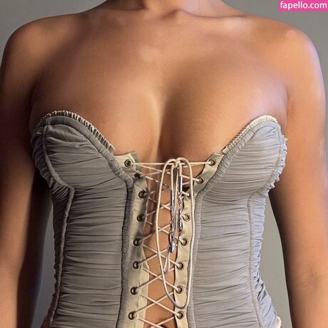 Alexis Carrington hot actress img