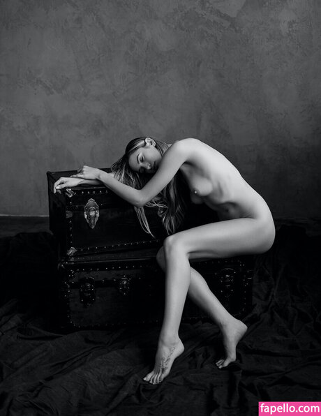 Elizabeth Franco naked model photos