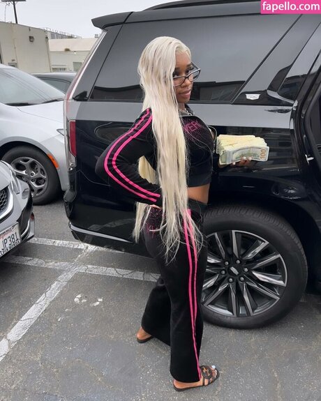 Sexxy Red sexy actress img