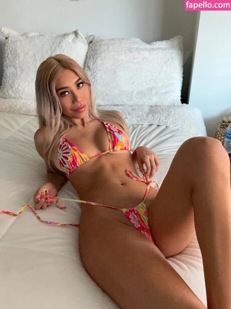 Roxyhearts model hot image