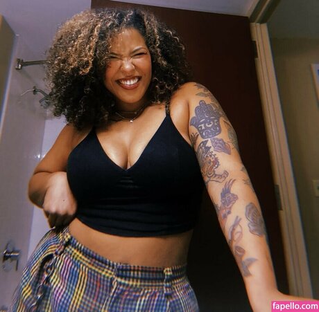 Willow Nightingale star top picture