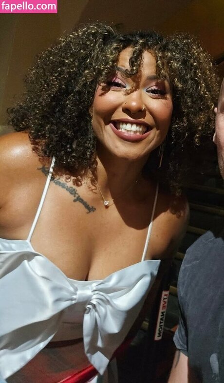 Willow Nightingale pretty pornstar pics