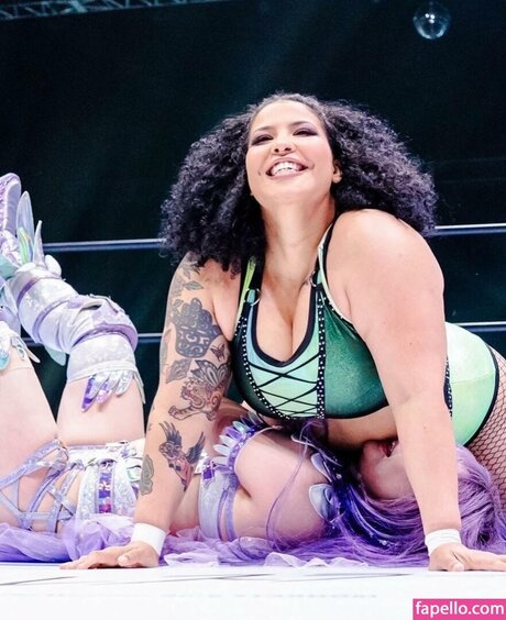 Willow Nightingale naked model pictures