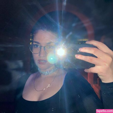 vibequeenlucy nude model image