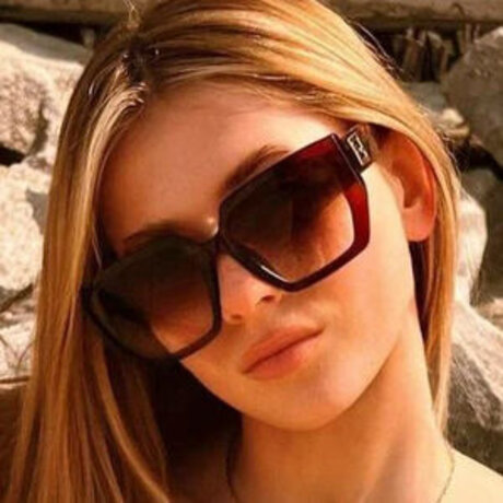 Roxie W giel pretty model img