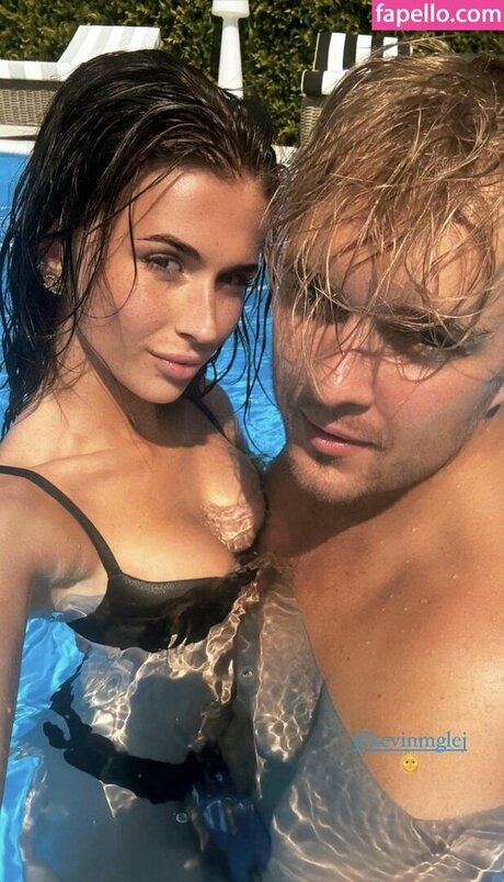 Roxie W giel art star gallery