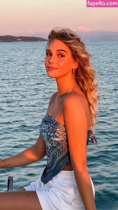 Lara Spengler naked star picture