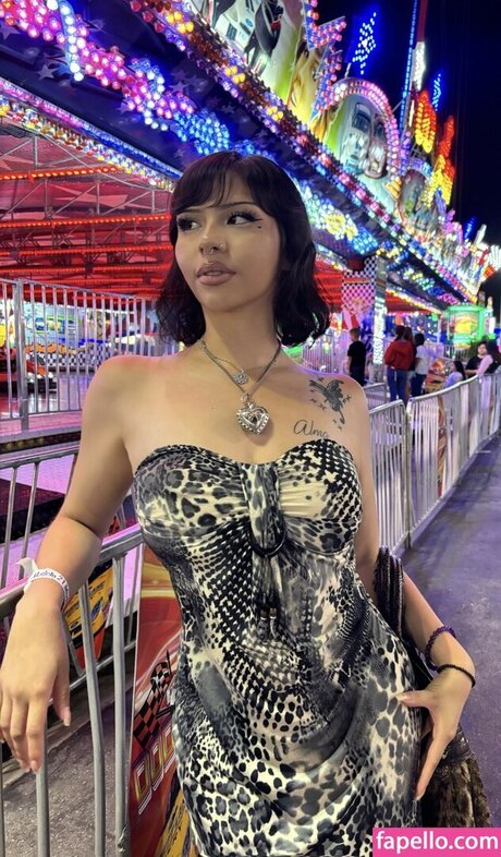 myshayla adult model image