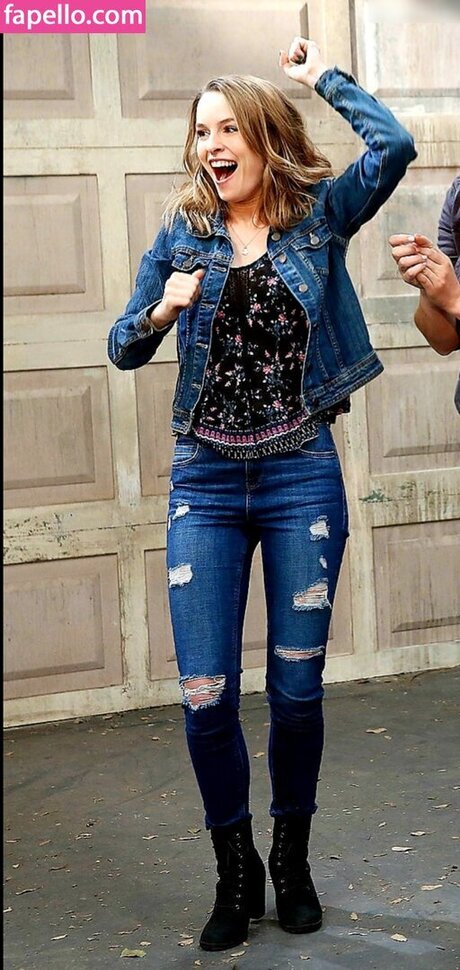 Bridgit Mendler free actress photos