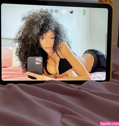 soleiljolina model art gallery