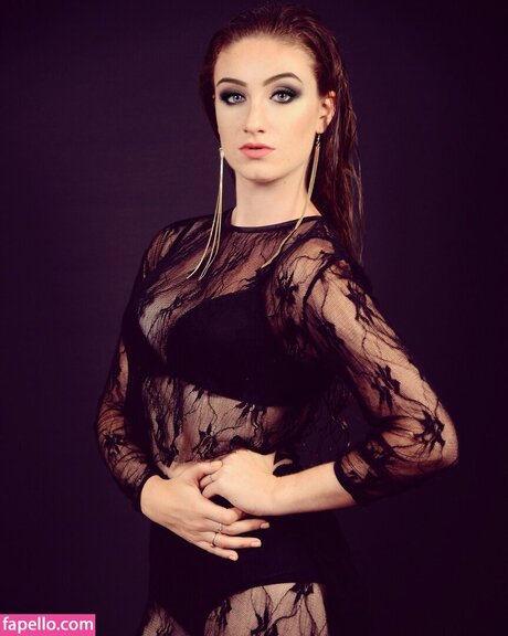 Amber Doig naked star pic