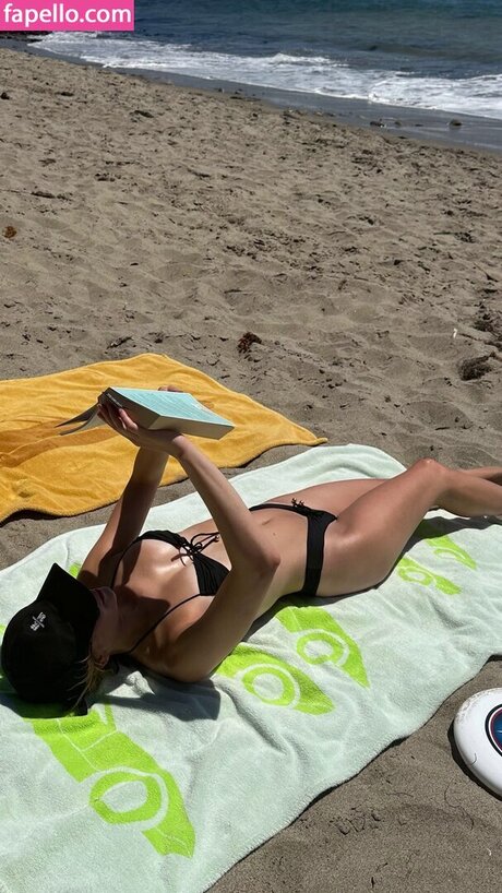 Madeleine Arthur porn model pics