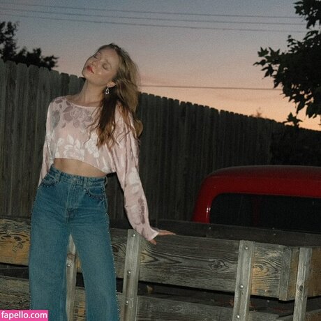 Madeleine Arthur model hot img