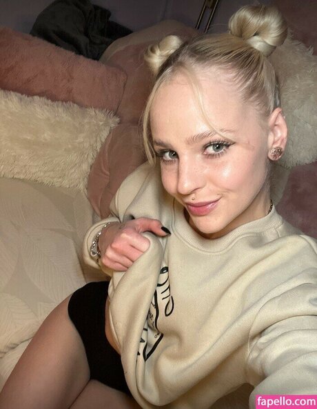 JuicyKiki nude model picture