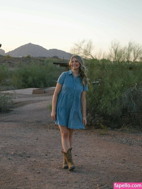 Hailey Johnson naked model image