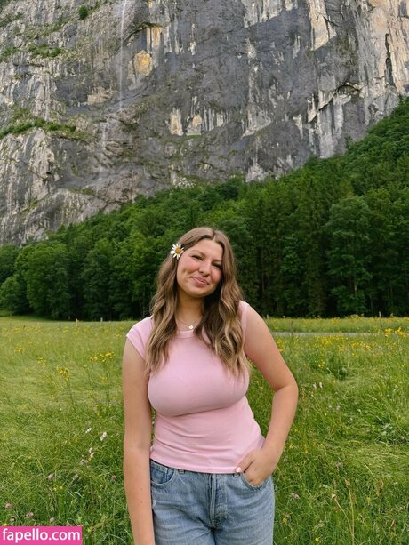 Hailey Johnson model nice picture