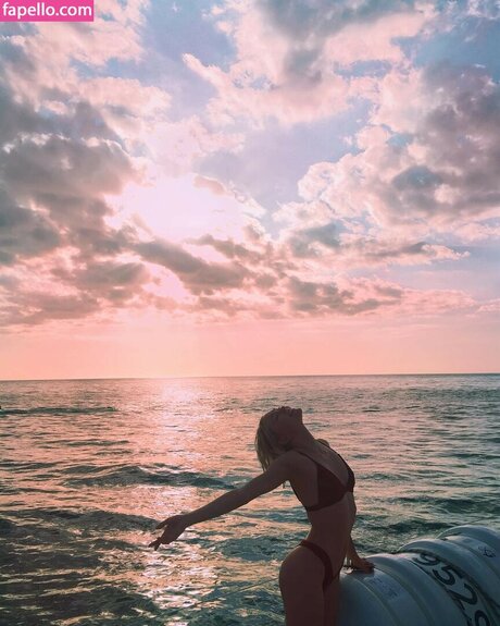 Taylor Hickson nice model image