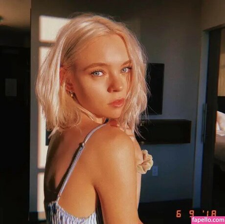 Taylor Hickson sexy model picture