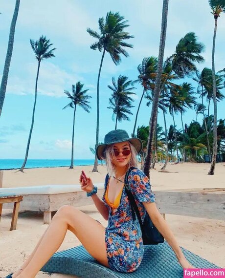 Taylor Hickson model naked pic