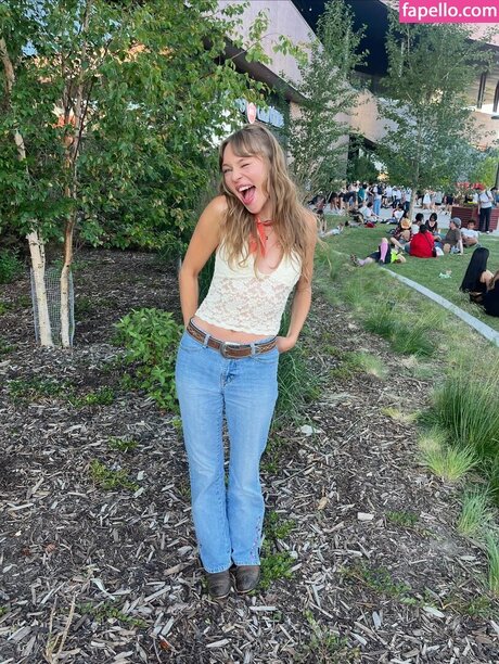 Taylor Hickson star sexy photo