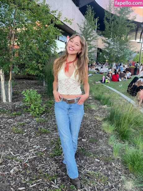 Taylor Hickson hot star photos